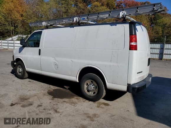 ✅ 2019 Chevrolet Express Cargo • VIN: 1GCWGAFP3K1367083 • Lot: 89528145. Wystawiony na Copart z przebiegiem 134 639 mil. Bezpłatny archiwum sprzedaży aukcyjnych z USA i szczegółowy raport historii pojazdu na DreamBid. Zdjęcie 2.