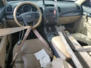 ✅ 2011 Kia Sorento EX • VIN: 5XYKU4A20BG063522 • Lot: 84741125. Wystawiony na Copart z przebiegiem 260 913 mil. Bezpłatny archiwum sprzedaży aukcyjnych z USA i szczegółowy raport historii pojazdu na DreamBid. Zdjęcie 8.