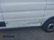 ✅ 2021 Ford Transit Cargo • VIN: 1FTYE1C83MKA79007 • Lot: 42823323. Wystawiony na IAAI z przebiegiem 124 898 mil. Bezpłatny archiwum sprzedaży aukcyjnych z USA i szczegółowy raport historii pojazdu na DreamBid. Zdjęcie 6.