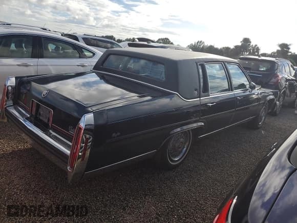 ✅ 1989 Cadillac Brougham • VIN: 1G6DW51Y6KR723841 • Lot: 74548864. Wystawiony na Copart z przebiegiem 74 705 mil. Bezpłatny archiwum sprzedaży aukcyjnych z USA i szczegółowy raport historii pojazdu na DreamBid. Zdjęcie 3.