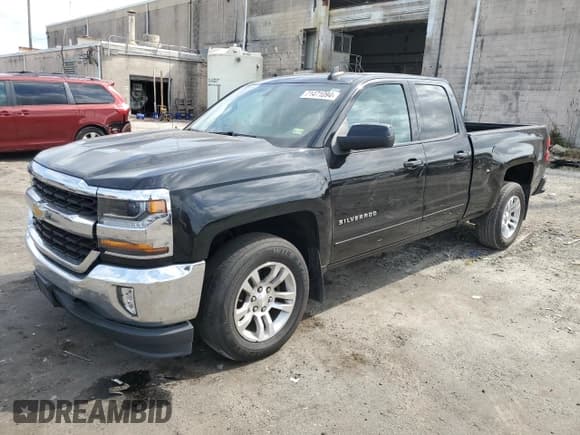 ✅ 2017 Chevrolet Silverado 1500 LT • VIN: 1GCVKREC4HZ323997 • Лот: 71471094. Опубликован ранее на Copart с пробегом 107 214 миль. Бесплатный доступ к архиву аукционных продаж из США и подробный отчёт об истории автомобиля на DreamBid. Изображение 1.