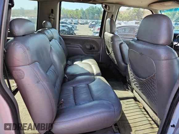 ✅ 1999 GMC Suburban • VIN: 3GKFK16R6XG549955 • Lot: 69302585. Listed on Copart with 204,949 mi. Free auction sales archive from the USA and detailed vehicle history report at DreamBid. Image 11.