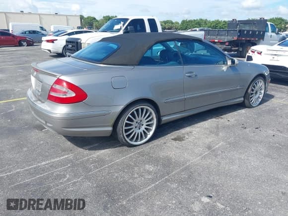 ✅ 2005 Mercedes-Benz CLK 500 • VIN: WDBTK75G25T050991 • Lot: 42589315. Wystawiony na IAAI z przebiegiem 134 532 mil. Bezpłatny archiwum sprzedaży aukcyjnych z USA i szczegółowy raport historii pojazdu na DreamBid. Zdjęcie 4.