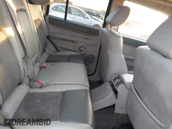 ✅ 2007 Jeep Commander Overland • VIN: 1J8HG68227C653826 • Лот: 40649706. Опубликован ранее на IAAI с пробегом 225 538 миль. Бесплатный доступ к архиву аукционных продаж из США и подробный отчёт об истории автомобиля на DreamBid. Изображение 8.