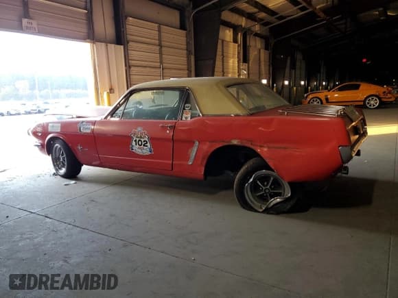 ✅ 1965 Ford Mustang • VIN: 5F07C743299 • Lot: 71421815. Wystawiony na Copart z przebiegiem 35 904 mil. Bezpłatny archiwum sprzedaży aukcyjnych z USA i szczegółowy raport historii pojazdu na DreamBid. Zdjęcie 2.