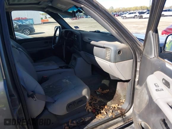 ✅ 2001 Chevrolet Suburban LT • VIN: 1GNEC16T11J144793 • Lot: 43750938. Listed on IAAI with 212,909 mi. Free auction sales archive from the USA and detailed vehicle history report at DreamBid. Image 5.