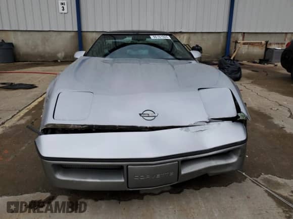 1985 Chevrolet Corvette z VIN 1G1YY0789F5106636, wystawiony jako Copart lot #86161924 z przebiegiem 105 024 mil mil oraz Szkoda całkowita • Salvage title. Historia ofert i sprzedaży dostępna na DreamBid. Obrazek 5.