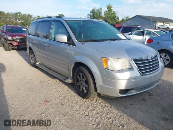 ✅ 2010 Chrysler Town & Country Touring Plus • VIN: 2A4RR8D15AR405688 • Lot: 43183852. Wystawiony na IAAI z przebiegiem 224 880 mil. Bezpłatny archiwum sprzedaży aukcyjnych z USA i szczegółowy raport historii pojazdu na DreamBid. Zdjęcie 1.