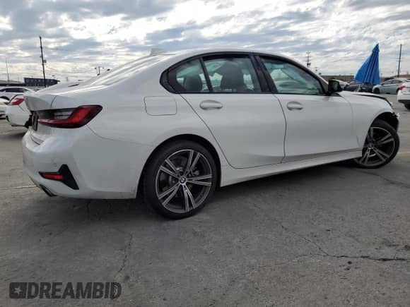 2022 BMW 3 Series 330i z VIN 3MW5R1J02N8C22890, wystawiony jako Copart lot #81526215 z przebiegiem 37 878 mil mil oraz Szkoda całkowita • Salvage title. Historia ofert i sprzedaży dostępna na DreamBid. Obrazek 3.