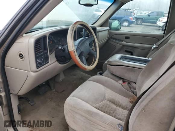 2004 Chevrolet Silverado 1500 LS z VIN 1GCEC14T74E115825, wystawiony jako Copart lot #88708185 z przebiegiem Nie podano mil oraz Szkoda całkowita • Salvage title. Historia ofert i sprzedaży dostępna na DreamBid. Obrazek 8.