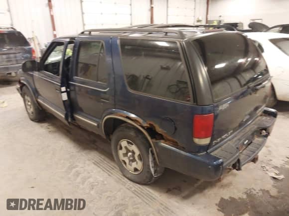 2001 Chevrolet Blazer LT with VIN 1GNDT13W812218246, listed as a IAAI auction lot 41287428 with Not provided miles and . Bid and sale history available at DreamBid. Image 3.