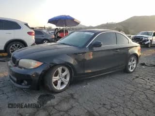 ✅ 2013 BMW 1 Series 128i • VIN: WBAUP9C52DVS94791 • Lot: 91614395. Wystawiony na Copart z przebiegiem 126 165 mil. Bezpłatny archiwum sprzedaży aukcyjnych z USA i szczegółowy raport historii pojazdu na DreamBid. Zdjęcie 1.