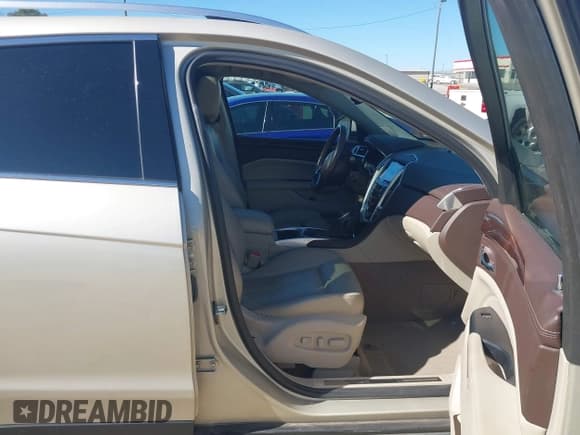 ✅ 2015 Cadillac SRX Luxury Collection • VIN: 3GYFNBE36FS537218 • Lot: 43509606. Wystawiony na IAAI z przebiegiem 89 408 mil. Bezpłatny archiwum sprzedaży aukcyjnych z USA i szczegółowy raport historii pojazdu na DreamBid. Zdjęcie 5.