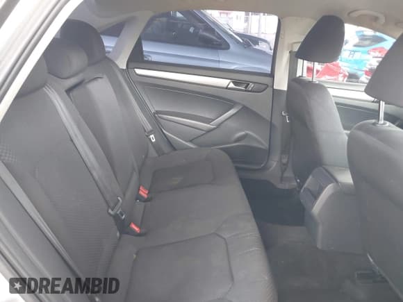 ✅ 2015 Volkswagen Passat Limited Edition • VIN: 1VWAT7A34FC077021 • Lot: 42090573. Wystawiony na IAAI z przebiegiem 230 465 mil. Bezpłatny archiwum sprzedaży aukcyjnych z USA i szczegółowy raport historii pojazdu na DreamBid. Zdjęcie 8.