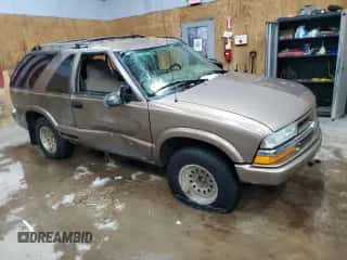 2002 Chevrolet Blazer LS z VIN 1GNCS18WX2K222338, wystawiony jako Copart lot #84624964 z przebiegiem 164 717 mil mil oraz Czysty tytuł • Clean title. Historia ofert i sprzedaży dostępna na DreamBid. Obrazek 4.