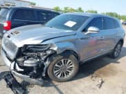 ✅ 2020 Lincoln Nautilus Standard • VIN: 2LMPJ6J98LBL09892 • Lot: 42381053. Wystawiony na IAAI z przebiegiem 40 438 mil. Bezpłatny archiwum sprzedaży aukcyjnych z USA i szczegółowy raport historii pojazdu na DreamBid. Zdjęcie 2.