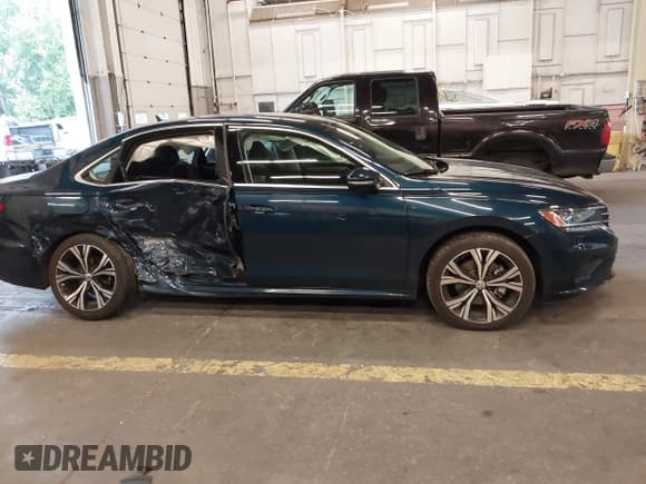 ✅ 2021 Volkswagen Passat SE • VIN: 1VWSA7A38MC007948 • Lot: 43347609. Listed on IAAI with 68,035 mi. Free auction sales archive from the USA and detailed vehicle history report at DreamBid. Image 13.