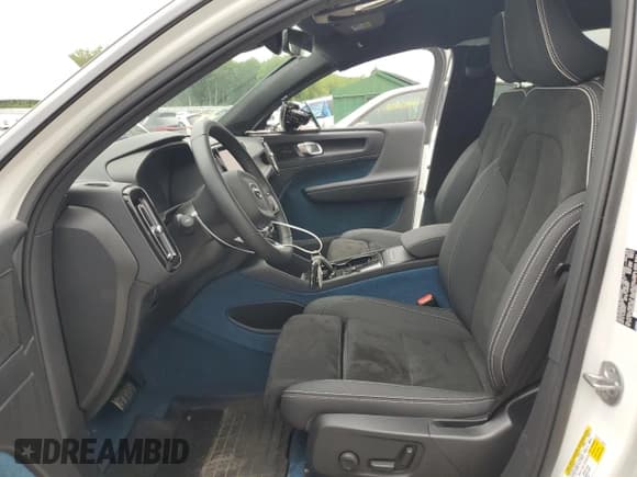 ✅ 2022 Volvo C40 Ultimate • VIN: YV4ED3GB2N2009536 • Lot: 61553835. Wystawiony na Copart z przebiegiem 19 868 mil. Bezpłatny archiwum sprzedaży aukcyjnych z USA i szczegółowy raport historii pojazdu na DreamBid. Zdjęcie 7.