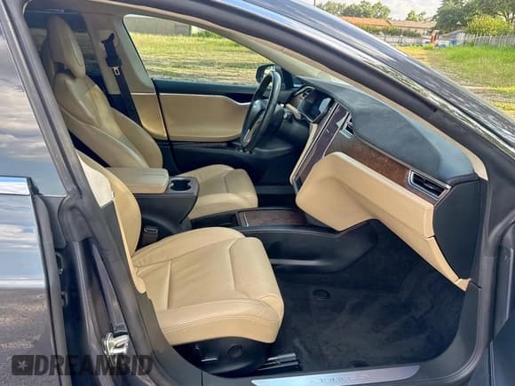 ✅ 2017 Tesla Model S 60 • VIN: 5YJSA1E14HF195384 • Lot: 61502705. Wystawiony na Copart z przebiegiem 52 092 mil. Bezpłatny archiwum sprzedaży aukcyjnych z USA i szczegółowy raport historii pojazdu na DreamBid. Zdjęcie 5.