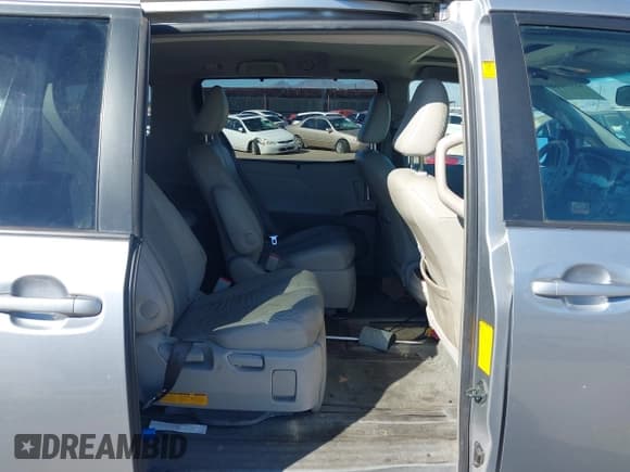 ✅ 2011 Toyota Sienna XLE • VIN: 5TDDK3DC5BS009990 • Lot: 43359014. Listed on IAAI with 207,882 mi. Free auction sales archive from the USA and detailed vehicle history report at DreamBid. Image 8.