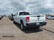 ✅ 2022 Ram 2500 Tradesman • VIN: 3C6UR5HJ4NG345415 • Lot: 42565756. Wystawiony na IAAI z przebiegiem 131 495 mil. Bezpłatny archiwum sprzedaży aukcyjnych z USA i szczegółowy raport historii pojazdu na DreamBid. Zdjęcie 3.