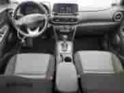 2018 Hyundai Kona SEL z VIN KM8K2CAA6JU114845, wystawiony jako Copart lot #63925323 z przebiegiem 43 088 mil mil oraz . Historia ofert i sprzedaży dostępna na DreamBid. Obrazek 8.