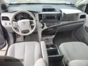 ✅ 2013 Toyota Sienna LE • VIN: 5TDKK3DC8DS311980 • Lot: 90360415. Wystawiony na Copart z przebiegiem 87 854 mil. Bezpłatny archiwum sprzedaży aukcyjnych z USA i szczegółowy raport historii pojazdu na DreamBid. Zdjęcie 8.