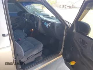 ✅ 2001 Chevrolet S-10 • VIN: 1GCCS14531K129181 • Лот: 42074072. Опубликован ранее на IAAI с пробегом 143 206 миль. Бесплатный доступ к архиву аукционных продаж из США и подробный отчёт об истории автомобиля на DreamBid. Изображение 5.