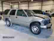 2002 Chevrolet Blazer LS z VIN 1GNDT13WX2K149500, wystawiony jako Copart lot #81766444 z przebiegiem 251 330 mil mil oraz Szkoda całkowita • Salvage title. Historia ofert i sprzedaży dostępna na DreamBid. Obrazek 4.
