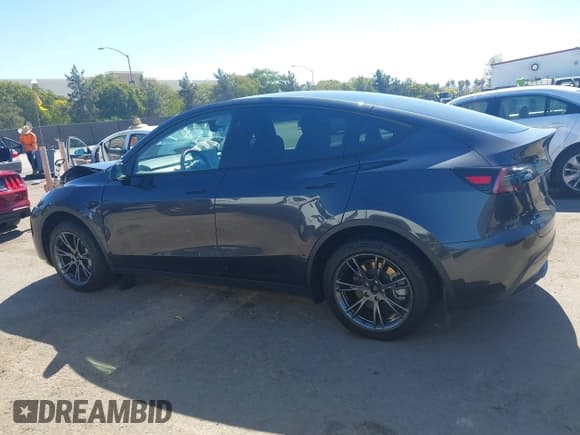 ✅ 2025 Tesla Model Y Long Range • VIN: 7SAYGDED9SF215904 • Lot: 43470903. Listed on IAAI with 27,348 mi. Free auction sales archive from the USA and detailed vehicle history report at DreamBid. Image 14.