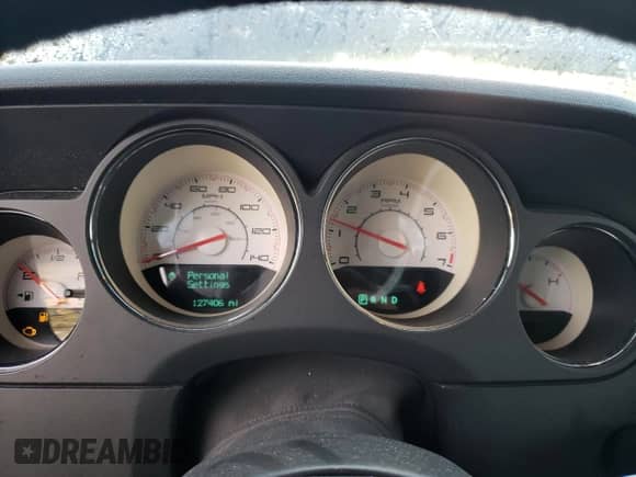 2014 Dodge Challenger SXT z VIN 2C3CDYAG3EH101729, wystawiony jako Copart lot #73331604 z przebiegiem 127 406 mil mil oraz Szkoda całkowita • Salvage title. Historia ofert i sprzedaży dostępna na DreamBid. Obrazek 9.