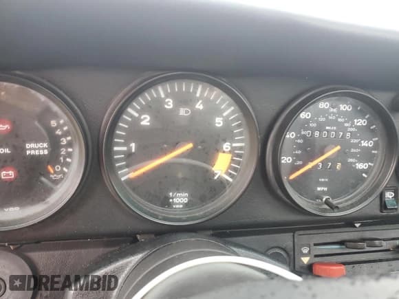 ✅ 1986 Porsche 911 • VIN: WP0EB0917GS161455 • Lot: 74672764. Wystawiony na Copart z przebiegiem 80 076 mil. Bezpłatny archiwum sprzedaży aukcyjnych z USA i szczegółowy raport historii pojazdu na DreamBid. Zdjęcie 9.