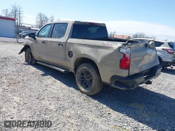 ✅ 2022 Chevrolet Silverado 1500 LT Trail Boss • VIN: 3GCUDFED1NG689442 • Lot: 41994642. Wystawiony na IAAI z przebiegiem 26 598 mil. Bezpłatny archiwum sprzedaży aukcyjnych z USA i szczegółowy raport historii pojazdu na DreamBid. Zdjęcie 3.
