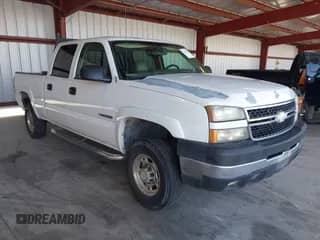 ✅ 2006 Chevrolet Silverado 2500HD LT2 • VIN: 1GCHC23U06F193311 • Lot: 43235792. Wystawiony na IAAI z przebiegiem 241 786 mil. Bezpłatny archiwum sprzedaży aukcyjnych z USA i szczegółowy raport historii pojazdu na DreamBid. Zdjęcie 1.