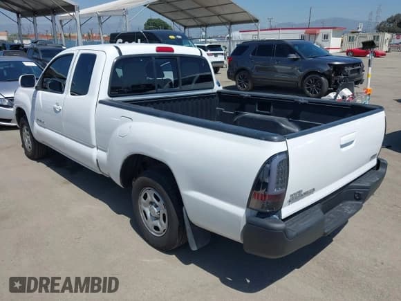 ✅ 2011 Toyota Tacoma • VIN: 5TFTX4CN2BX002852 • Lot: 41984771. Listed on IAAI with 176,448 mi. Free auction sales archive from the USA and detailed vehicle history report at DreamBid. Image 3.