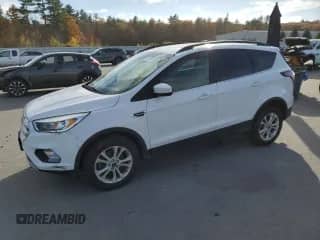 2018 Ford Escape SE z VIN 1FMCU9GDXJUB33076, wystawiony jako Copart lot #82731205 z przebiegiem 128 336 mil mil oraz Czysty tytuł • Clean title. Historia ofert i sprzedaży dostępna na DreamBid. Obrazek 1.