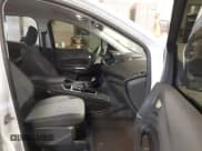 ✅ 2019 Ford Escape SE • VIN: 1FMCU9GD4KUC48001 • Lot: 43860214. Wystawiony na IAAI z przebiegiem 244 371 mil. Bezpłatny archiwum sprzedaży aukcyjnych z USA i szczegółowy raport historii pojazdu na DreamBid. Zdjęcie 5.