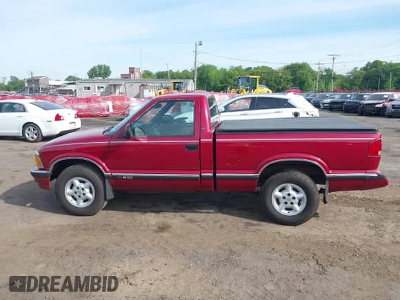 1996 Chevrolet S-10 LS с VIN 1GCDT14X8TK136181, выставлен на аукционе IAAI как лот 42342631 с пробегом 130 254 миль миль и . История ставок и продаж доступна на DreamBid. Изображение 14.