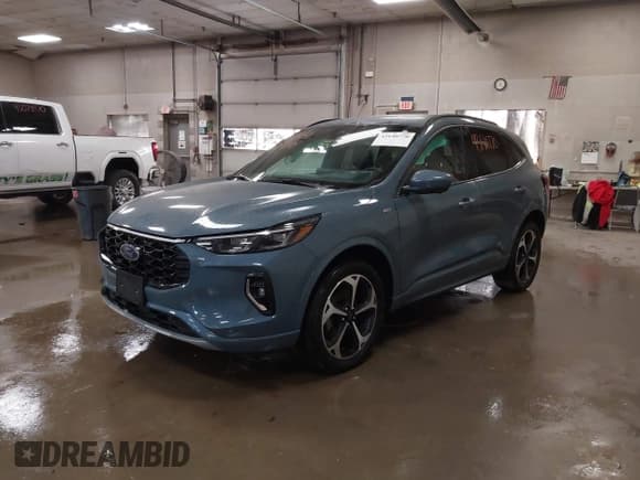 ✅ 2023 Ford Escape ST-Line Elite • VIN: 1FMCU9PA4PUA43498 • Lot: 43140770. Wystawiony na IAAI z przebiegiem 15 382 mil. Bezpłatny archiwum sprzedaży aukcyjnych z USA i szczegółowy raport historii pojazdu na DreamBid. Zdjęcie 2.