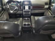 ✅ 2010 Chrysler Town & Country Touring Plus • VIN: 2A4RR8D14AR320910 • Lot: 71674365. Wystawiony na Copart z przebiegiem 209 679 mil. Bezpłatny archiwum sprzedaży aukcyjnych z USA i szczegółowy raport historii pojazdu na DreamBid. Zdjęcie 8.