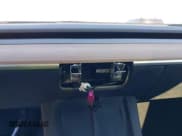 ✅ 2023 Tesla Model Y Long Range • VIN: 7SAYGAEE1PF828338 • Lot: 40978725. Wystawiony na IAAI z przebiegiem Nie podano. Bezpłatny archiwum sprzedaży aukcyjnych z USA i szczegółowy raport historii pojazdu na DreamBid. Zdjęcie 16.