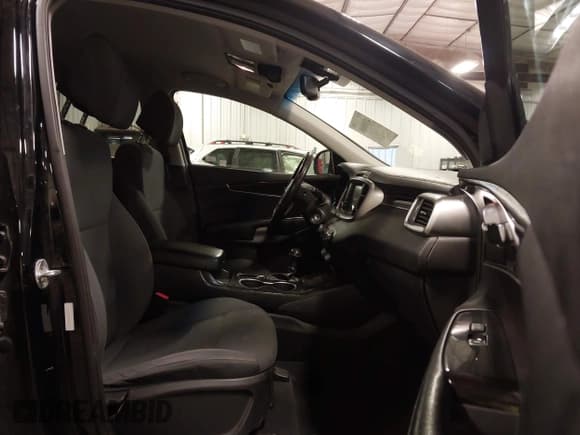 ✅ 2017 Kia Sorento LX • VIN: 5XYPGDA38HG212290 • Lot: 43368680. Listed on IAAI with 110,969 mi. Free auction sales archive from the USA and detailed vehicle history report at DreamBid. Image 5.