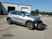 ✅ 2024 Kia Seltos S • VIN: KNDEU2AA1R7649310 • Lot: 80173765. Wystawiony na Copart z przebiegiem 28 427 mil. Bezpłatny archiwum sprzedaży aukcyjnych z USA i szczegółowy raport historii pojazdu na DreamBid. Zdjęcie 14.