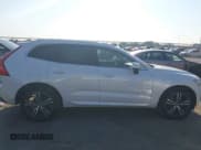 ✅ 2018 Volvo XC60 Momentum • VIN: LYV102RKXJB101068 • Lot: 43188595. Wystawiony na IAAI z przebiegiem 48 057 mil. Bezpłatny archiwum sprzedaży aukcyjnych z USA i szczegółowy raport historii pojazdu na DreamBid. Zdjęcie 13.
