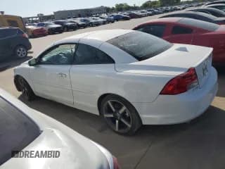 ✅ 2013 Volvo C70 T5 • VIN: YV1672MC8DJ136621 • Лот: 67385424. Опубликован ранее на Copart с пробегом 29 921 миль. Бесплатный доступ к архиву аукционных продаж из США и подробный отчёт об истории автомобиля на DreamBid. Изображение 2.