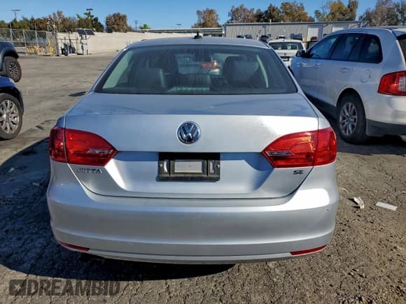 ✅ 2014 Volkswagen Jetta SE • VIN: 3VWD17AJ3EM306853 • Lot: 95842685. Wystawiony na Copart z przebiegiem 97 187 mil. Bezpłatny archiwum sprzedaży aukcyjnych z USA i szczegółowy raport historii pojazdu na DreamBid. Zdjęcie 6.