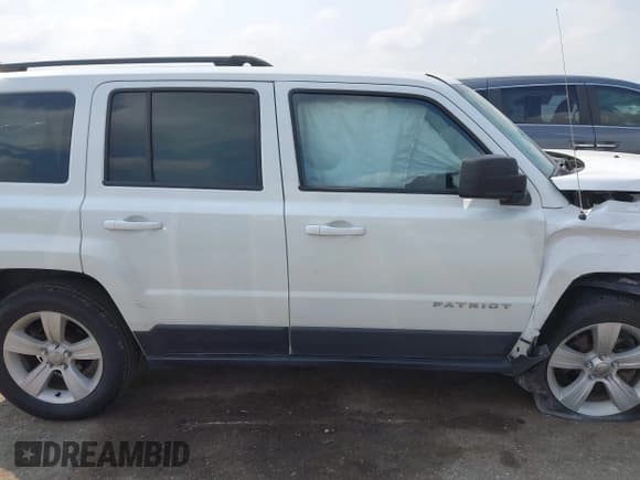 ✅ 2016 Jeep Patriot High Altitude • VIN: 1C4NJRFB0GD696880 • Lot: 43247007. Wystawiony na IAAI z przebiegiem 131 970 mil. Bezpłatny archiwum sprzedaży aukcyjnych z USA i szczegółowy raport historii pojazdu na DreamBid. Zdjęcie 12.