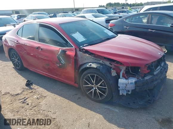 2022 Toyota Camry SE z VIN 4T1G11AK7NU036054, wystawiony jako IAAI lot #43036833 z przebiegiem 106 915 mil mil oraz . Historia ofert i sprzedaży dostępna na DreamBid. Obrazek 1.