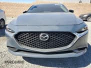 ✅ 2025 Mazda 3 S Carbon Edition • VIN: JM1BPBCM0S1768413 • Lot: 85125955. Wystawiony na Copart z przebiegiem 23 589 mil. Bezpłatny archiwum sprzedaży aukcyjnych z USA i szczegółowy raport historii pojazdu na DreamBid. Zdjęcie 5.