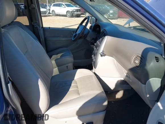 ✅ 2007 Chrysler Town & Country Touring • VIN: 2A8GP54L47R273771 • Lot: 43790165. Listed on IAAI with 157,802 mi. Free auction sales archive from the USA and detailed vehicle history report at DreamBid. Image 5.